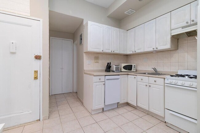 Building Photo - 250 E 82nd St