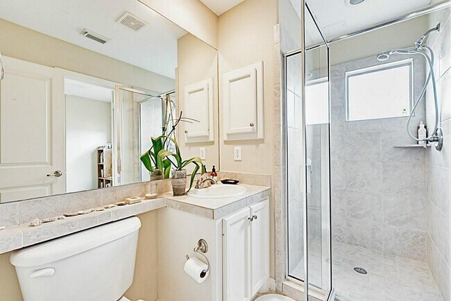 Building Photo - 5422 Lillian St