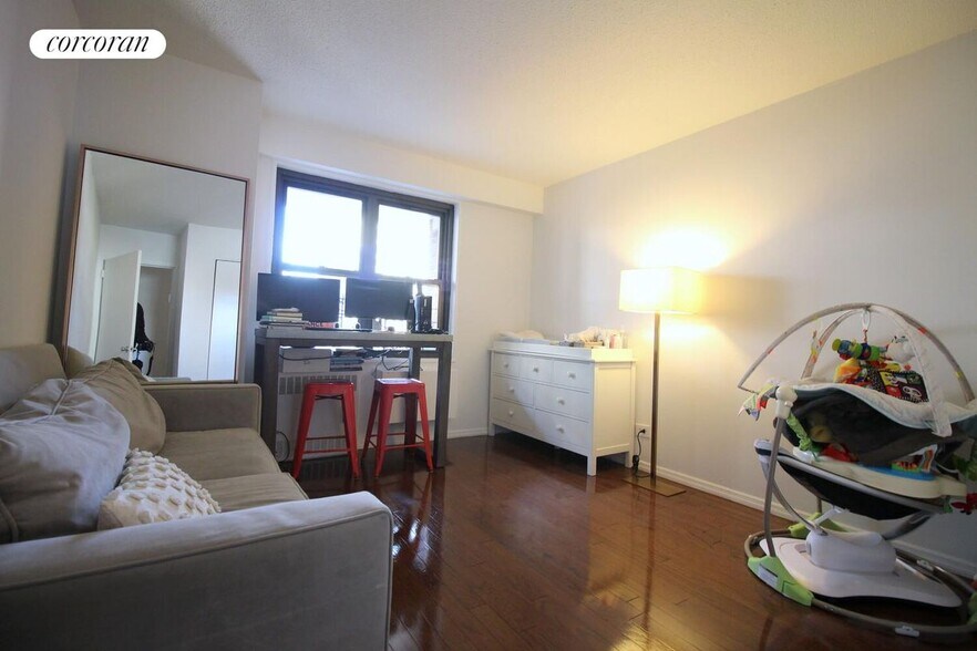 Building Photo - 175 W 90th St