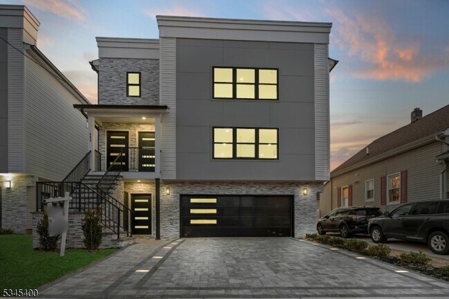 Building Photo - 908 S Park St
