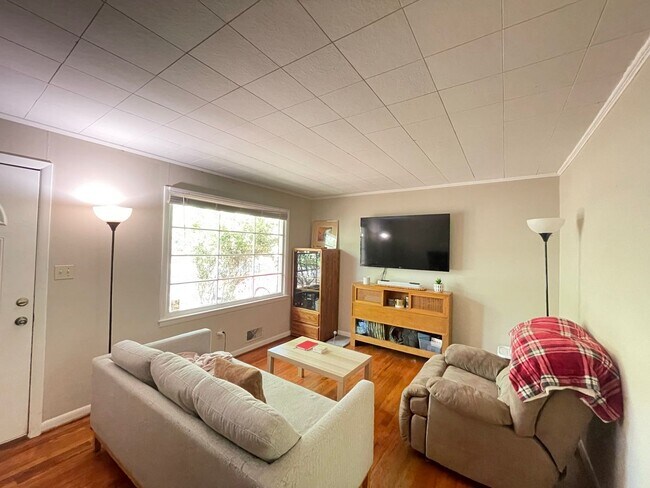 Building Photo - Knottingham Home Available