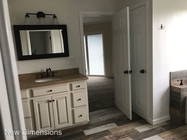Building Photo - 4 br, 3.5 bath House - 1127 Pinion Hills Dr.