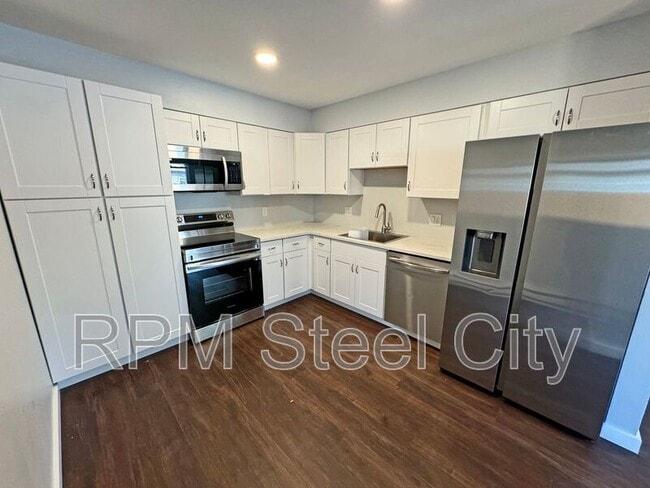 Building Photo - 1610-1610 W Summit Ave