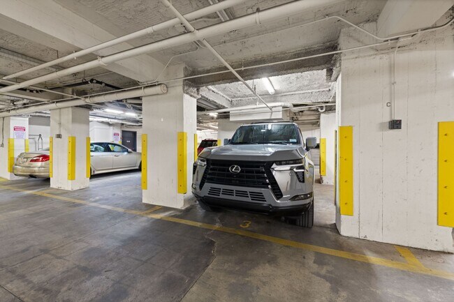 Building Photo - Fully Furnished Designer Loft with Parking & Monument Views!