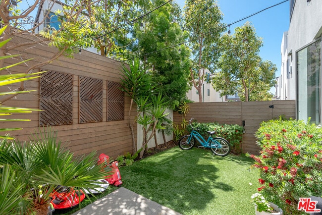 Building Photo - 5926 Firefly Pl