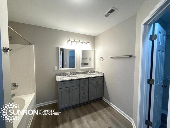 Building Photo - Newly Remodeled 3 Bed/2 Bath near Harrisburg!