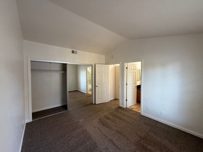 Building Photo - Parkview Condo close to shopping & Freeway!