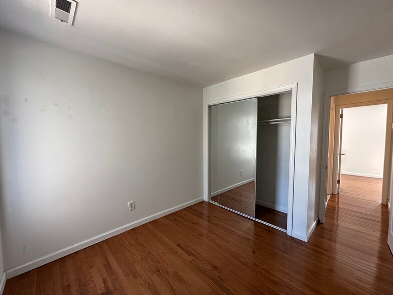 Building Photo - 2333 Catharine St