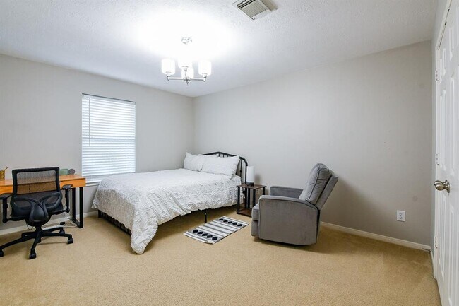 Building Photo - 6711 Seminole Lodge Ln