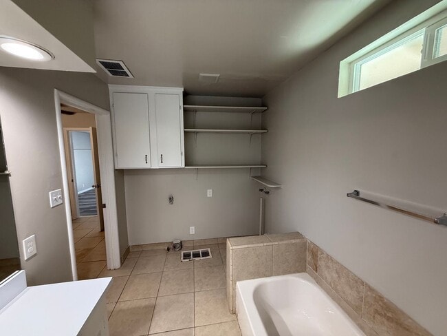 Building Photo - APPLY NOW!! 4 BEDROOM HOME!!