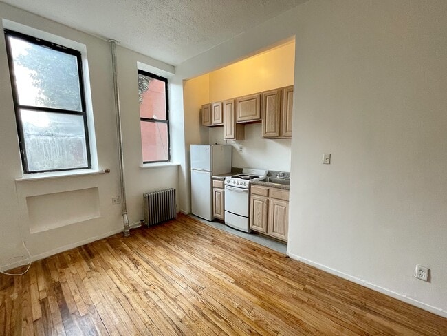 Primary Photo - AVENUE C