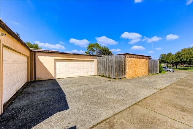 Building Photo - 9031 Sharpcrest St