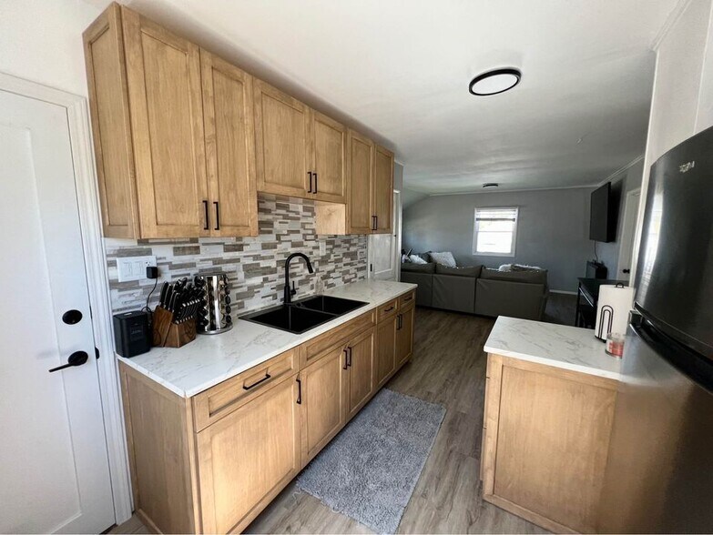 Building Photo - 3636 S 47th St