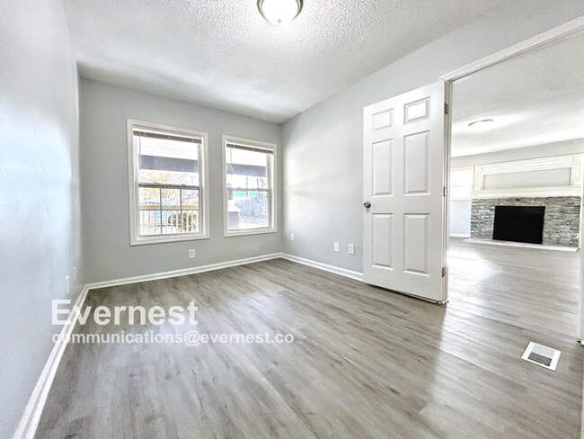 Building Photo - Charming 3-Bedroom, 2-Bathroom Home / Pet-...
