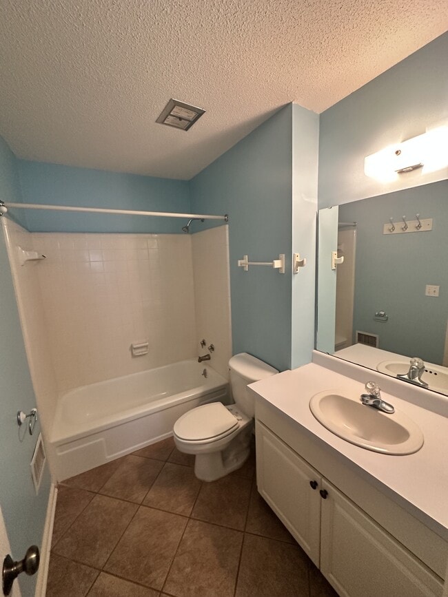 Building Photo - 108 Country Club Dr