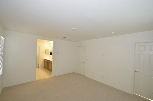 Building Photo - 1306 E Sparrow Dr