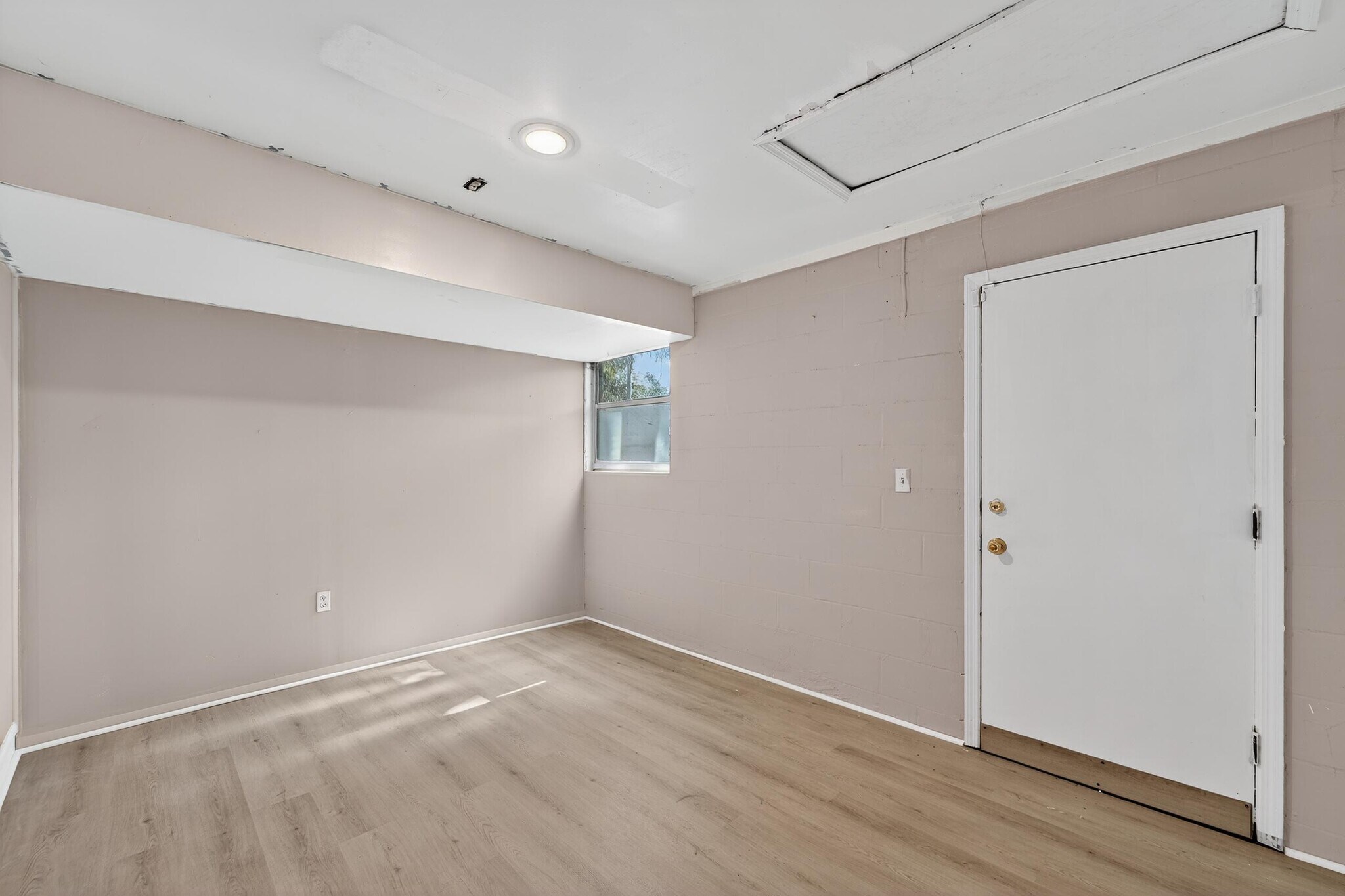 Building Photo - 1712 Village Ct