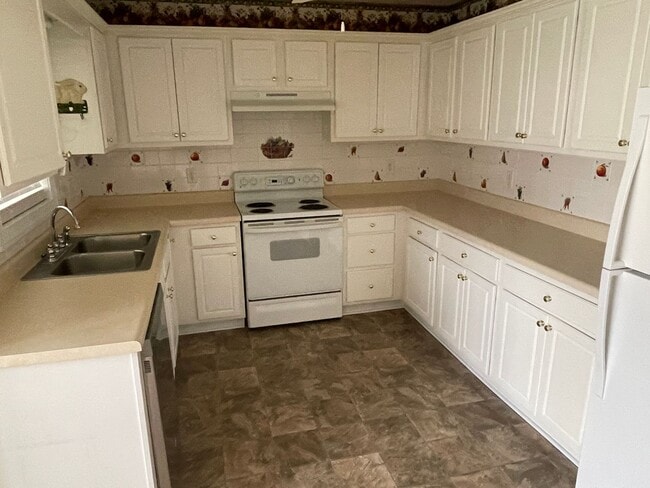 Building Photo - 3 Bedroom 2 Bath Single Family House - Fen...