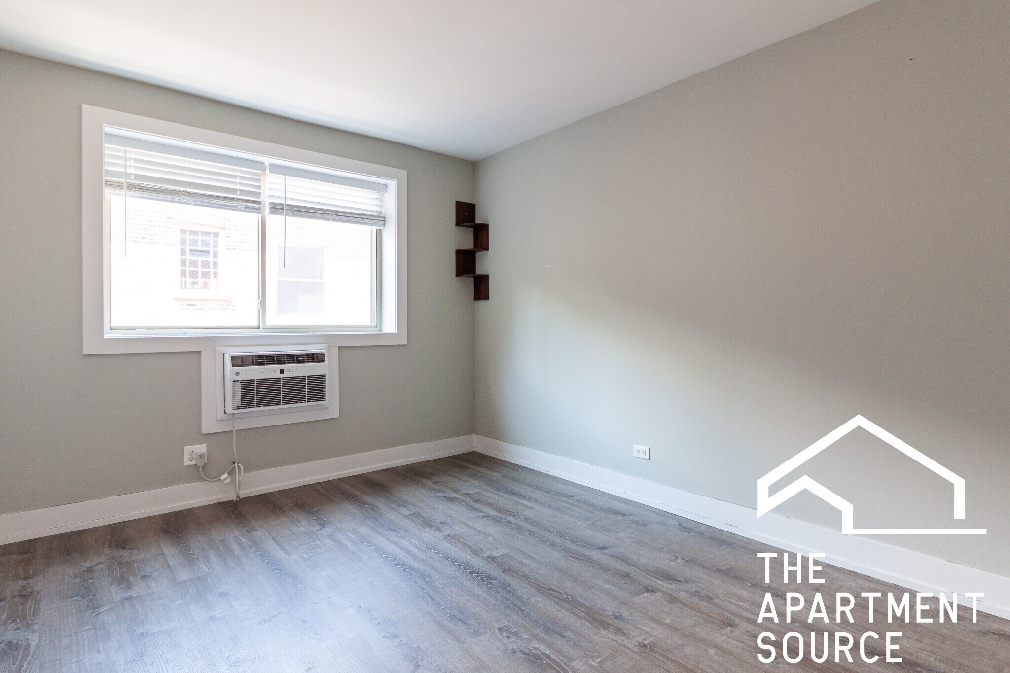 Building Photo - 529 W Surf St