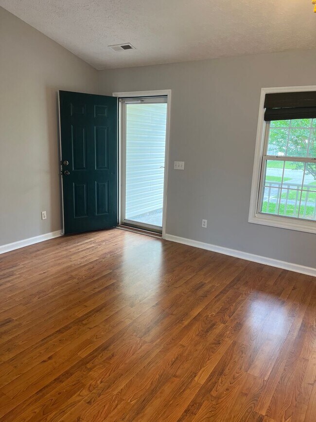 Building Photo - Charming Home with 2 car garage in Great Neighborhood