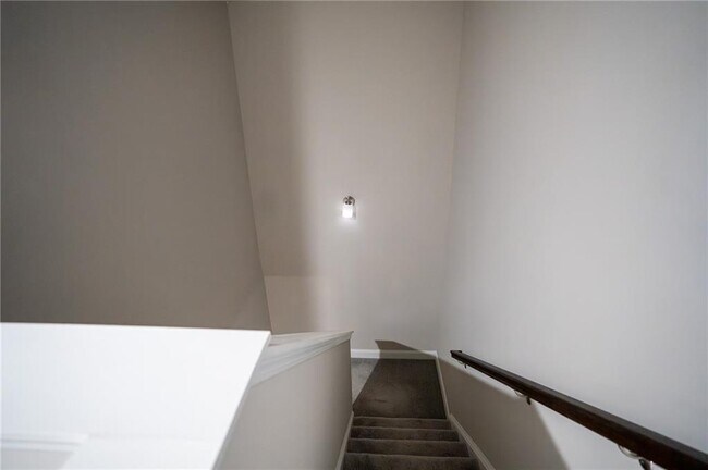 Building Photo - 2215 Manor Pointe Dr