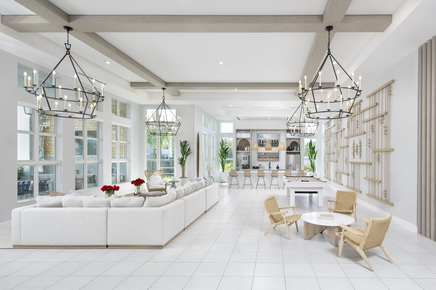 Primary Photo - Everly