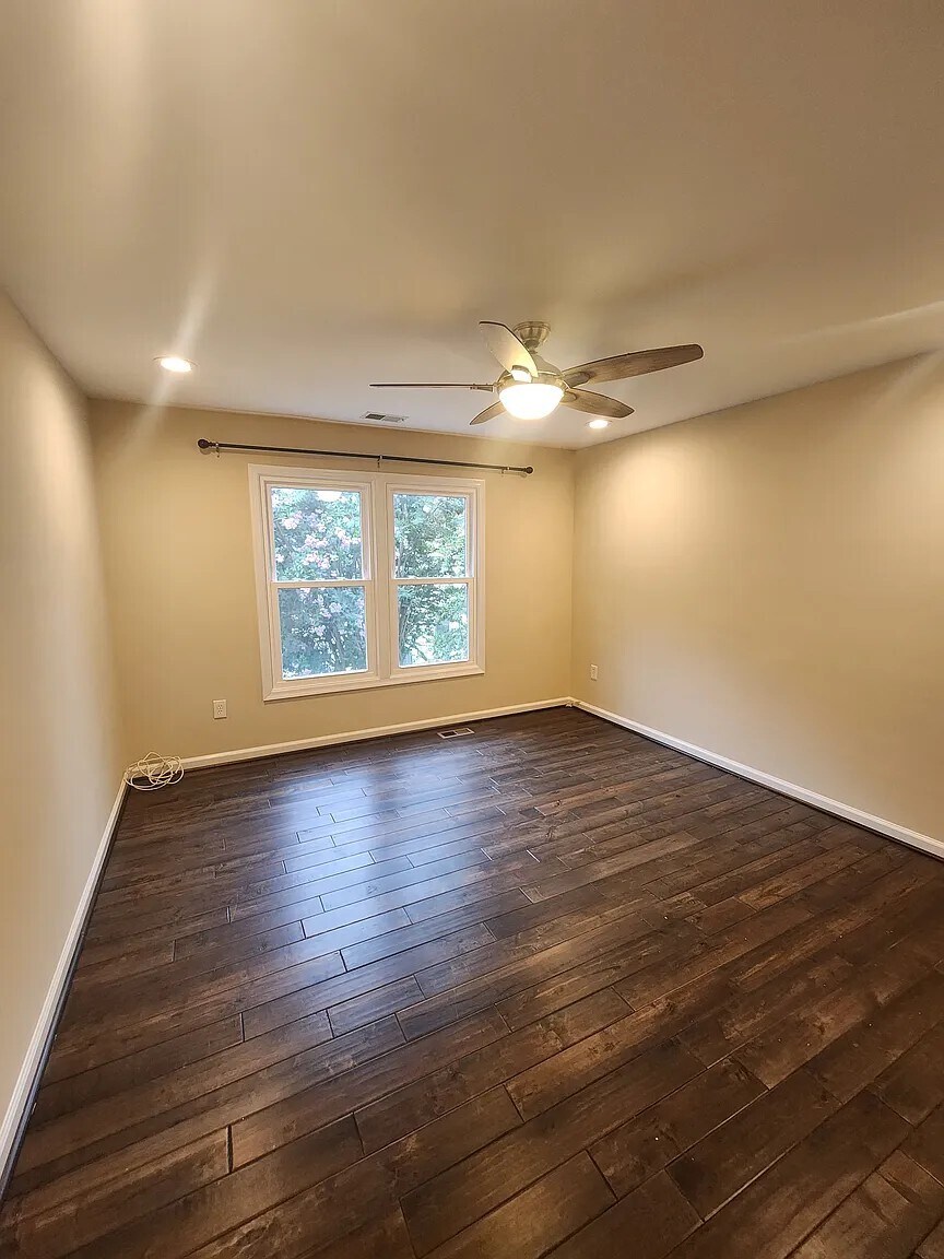 Building Photo - 721 Symphony Woods Dr
