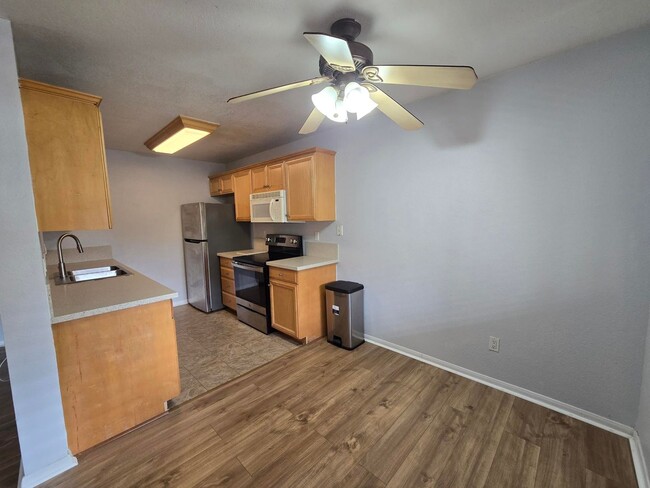 Building Photo - Spacious 2-Bedroom, 2-Bath Top-Floor Unit ...