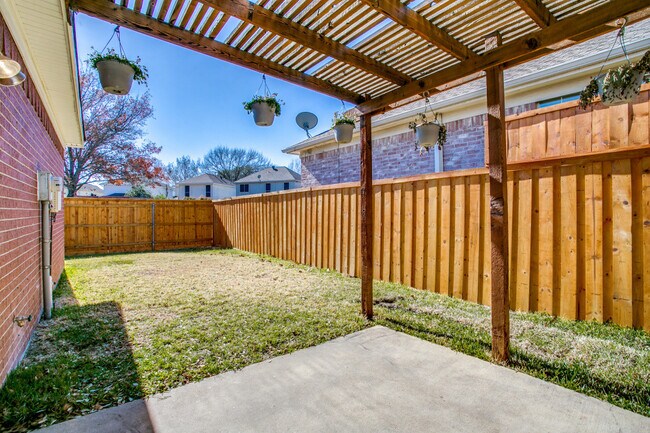 Building Photo - 641 Raintree Cir