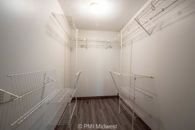 Building Photo - 3748 N Hawthorne Ln