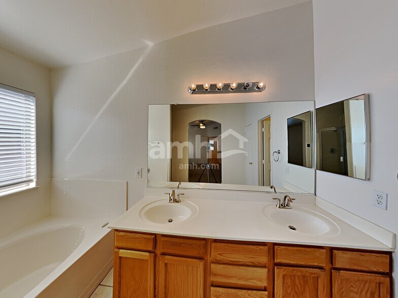 Building Photo - 9107 E Fairfield St