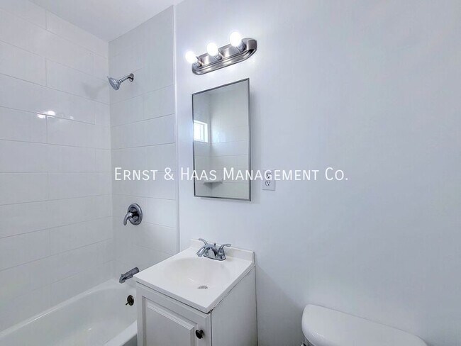 Building Photo - 1027 E 7th St