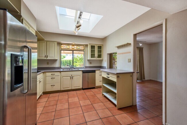 Building Photo - 6-Bedroom Residence Featuring Pool, Turf Yard & 2-Car Garage