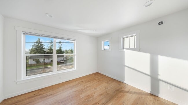 Building Photo - 3 Bed 2 Bath - A/C Mini-split - Fabulous Floor Plan - Garage