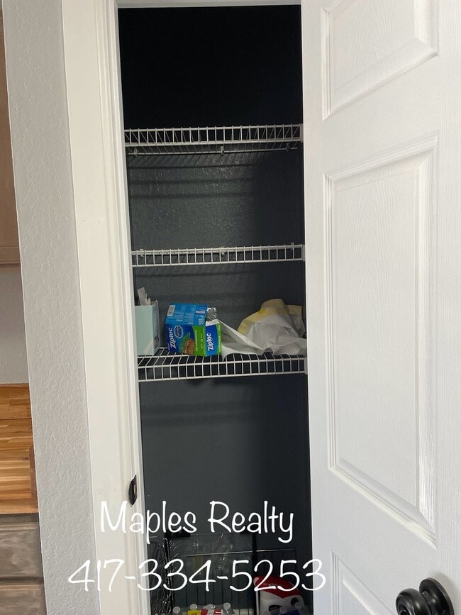 Building Photo - 4 bedroom, 2 bath furnished HOUSE in the H...