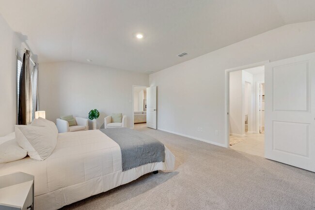 Building Photo - Amazing 4 Bed, 2 Bath Rental Ready for New...