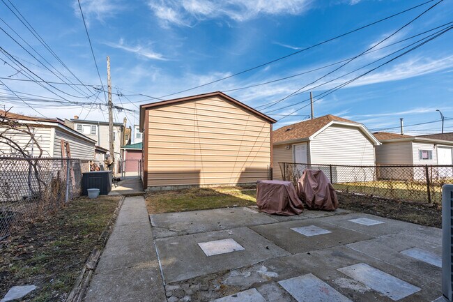 Building Photo - 4810 W Strong St