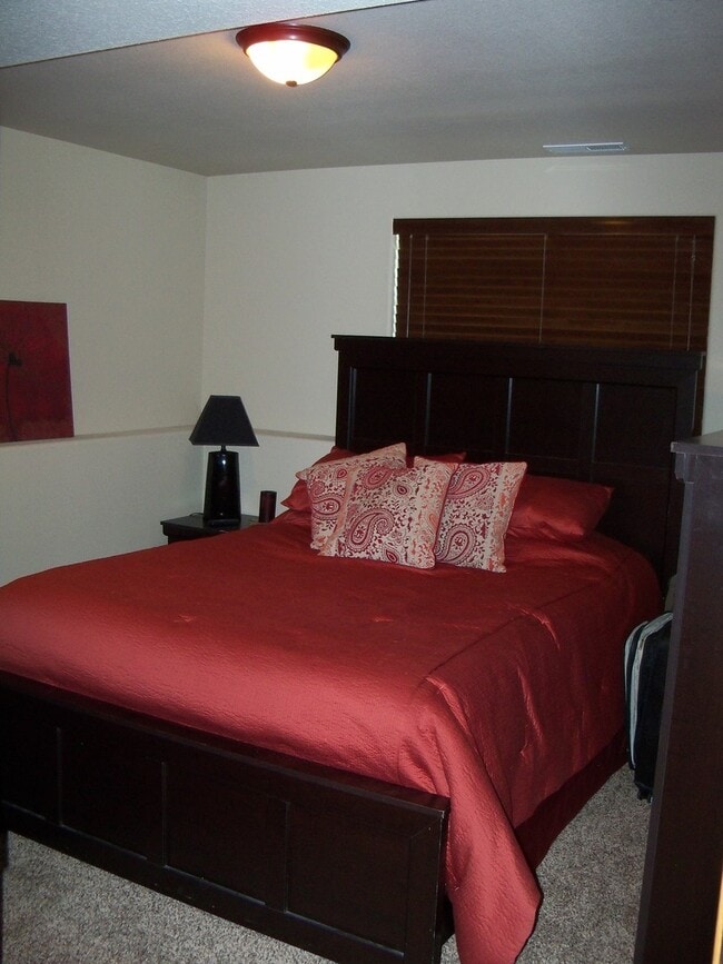 Building Photo - 4 BEDROOM | 3 BATH | TRI-LEVEL HOUSE | RAP...