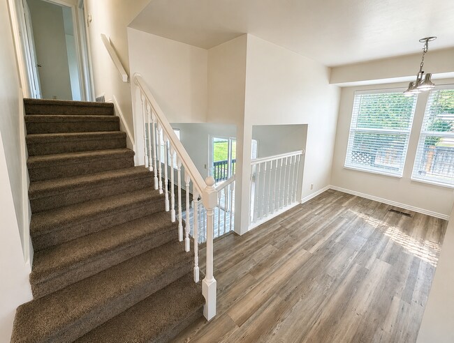 Building Photo - Spacious 5-Bedroom Sandy Home with Large Fenced Yard