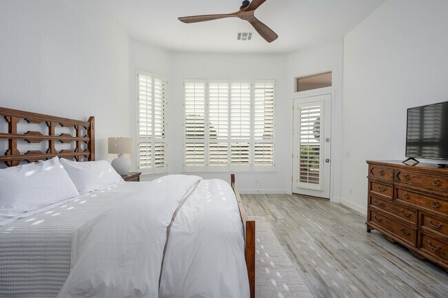 Building Photo - 14705 Canyon Dr