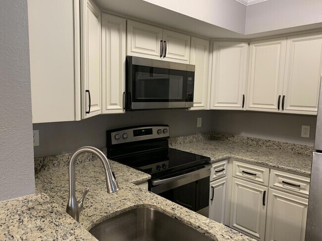 Building Photo - 1548 SE Royal Green Cir