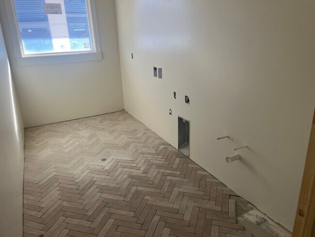 Building Photo - Gorgeous 6 bedroom with pool