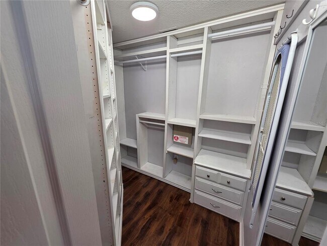 Building Photo - 806 Lesa Glen Pl