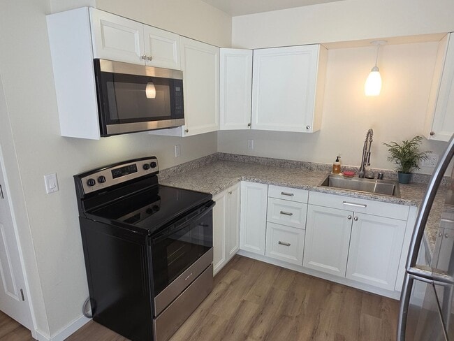 Building Photo - Updated 2 bedroom Hartford ranch