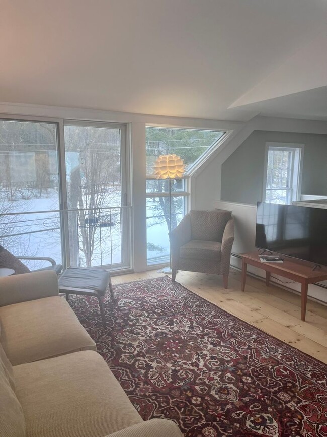 Building Photo - 2 Bedroom in Woodstock