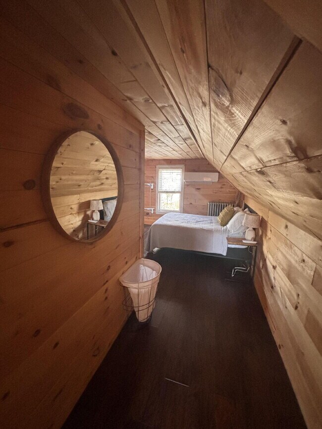 Building Photo - Quiet furnished walking to everything in B...