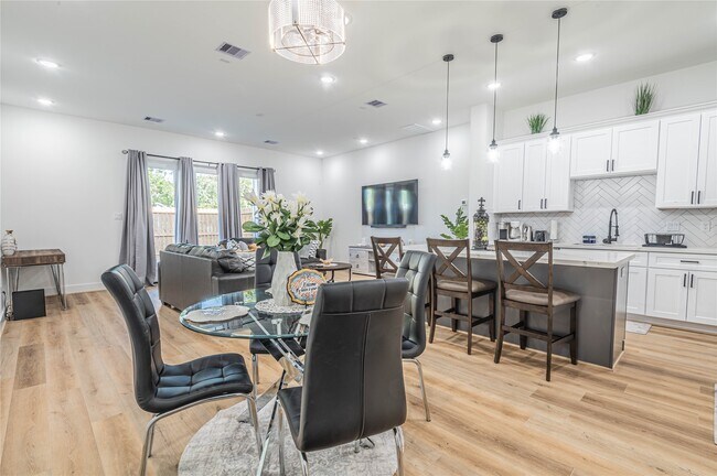 Building Photo - 3507 Ennis St