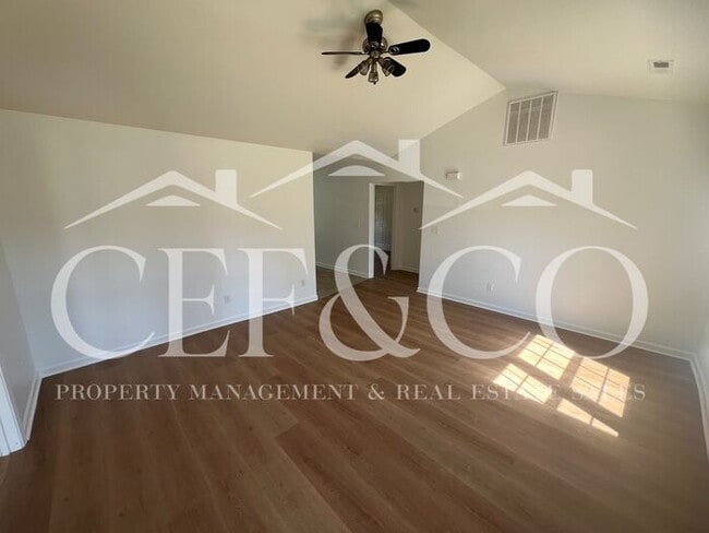 Building Photo - 415 Mt Hood Dr