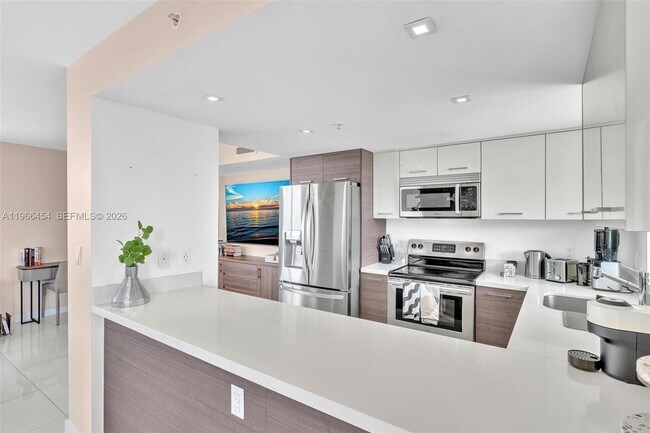 Building Photo - 9901 E Bay Harbor Dr