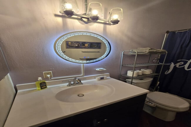 Building Photo - 226 Mt Elliott St